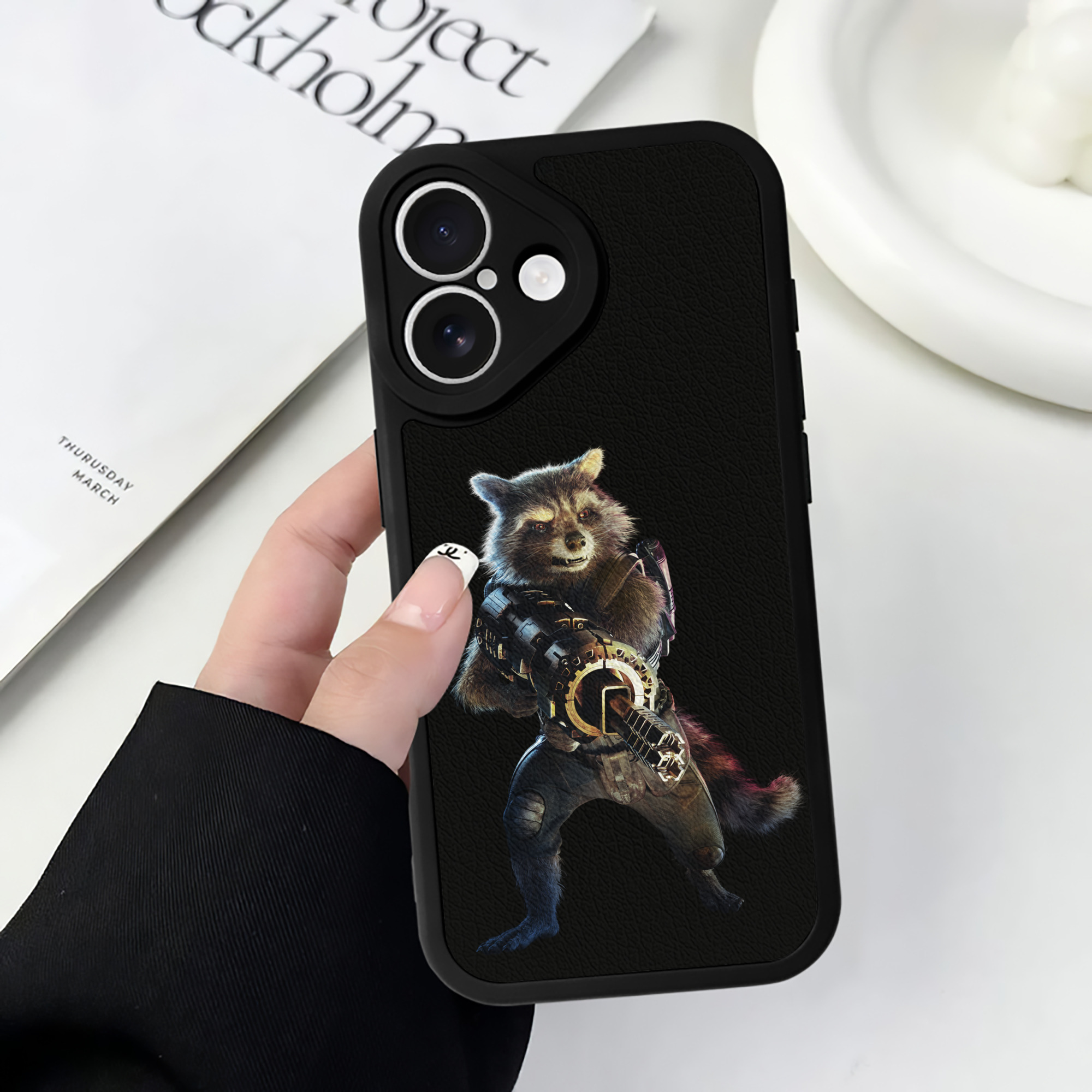 （画像用） アベンジャーズ The Avengers 【iPhone 16シリーズ対応】シリコンスマホケース（レザー調） 材質：シリコン